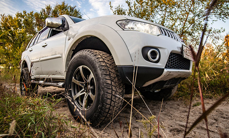 mitsubishi montero camioneta en el campo