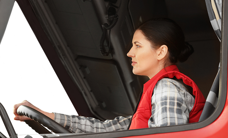 mujer manejando camionetas pickup