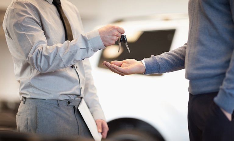 hombre comprando uno de los carro en venta