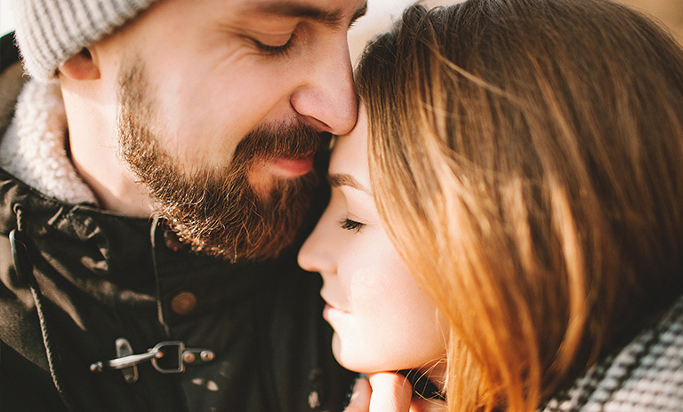 dos personas gozando los beneficios de viajar en pareja