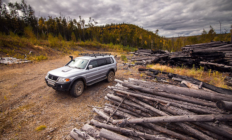 mitsubishi pajero en un ambiente rústico