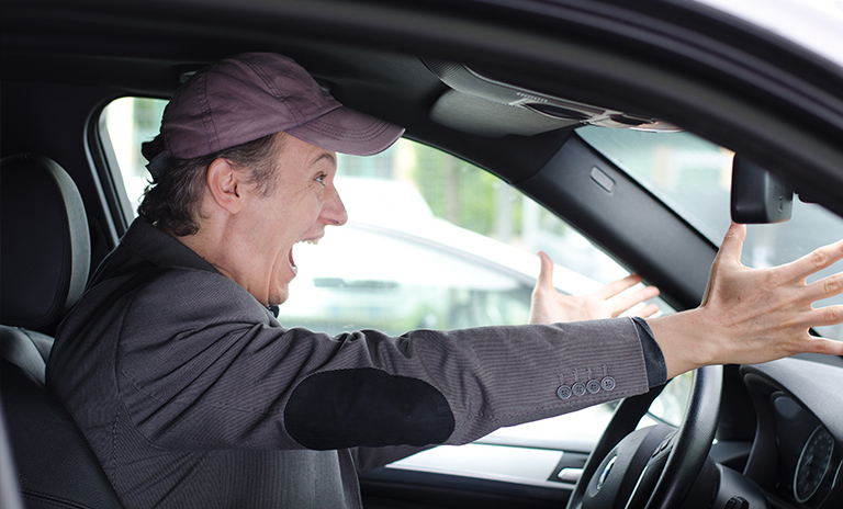 Hombre estresado al volante