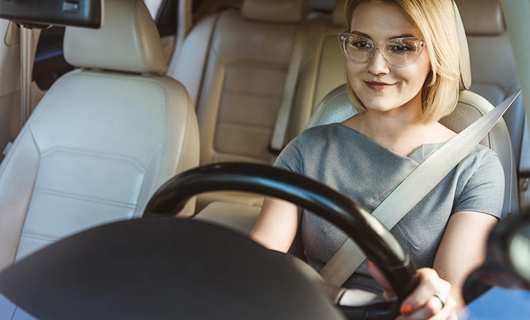 Mujer que sabe cómo evitar el estrés al conducir