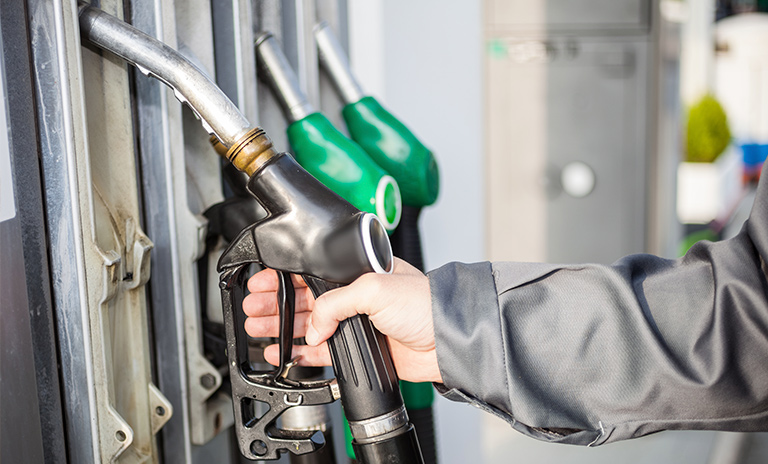 Mujer cargando gasolina para camionetas y camperos