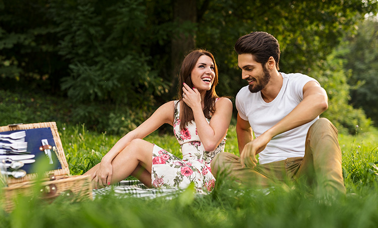 Disfrutando de un picnic romántico entre risas