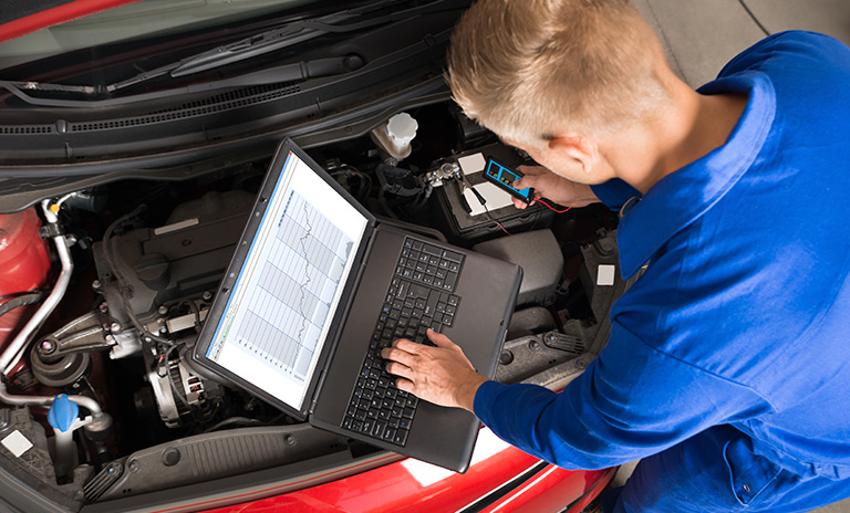 Técnico revisando un auto en medio de la campaña de seguridad