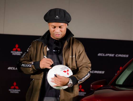 Ronaldinho firmando el balón oficial de Mitsubishi Motors