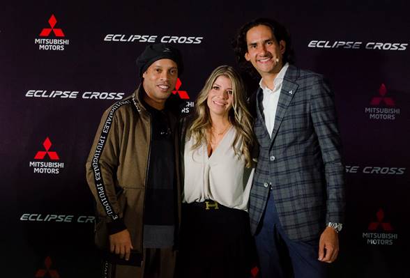 Ronaldinho junto a Marcos Pastrana y el equipo de Marketing