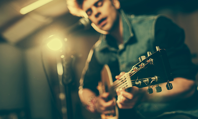 hombre tocando balada