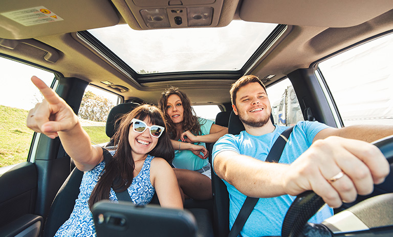 Personas escuchando un playlist musical en su camioneta