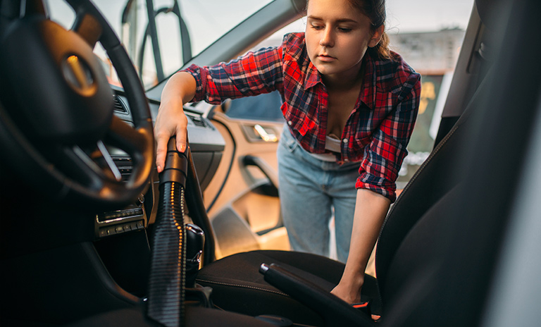 Puedes limpiar tu auto con una aspiradora