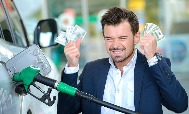 Persona que no sabe cómo ahorrar gasolina