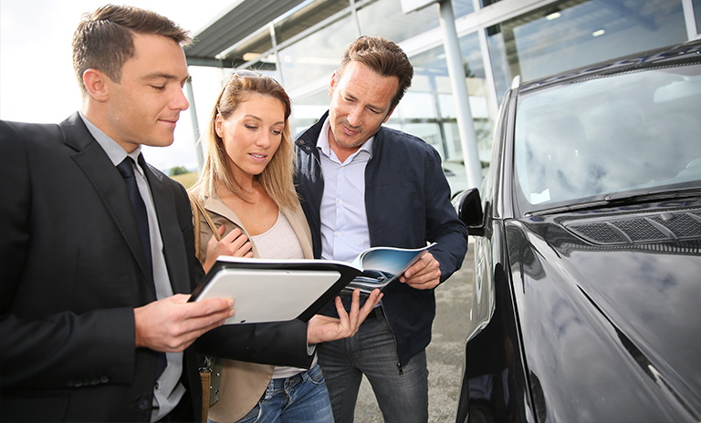 Hombre mostrando las ventajas de comprar carro nuevo