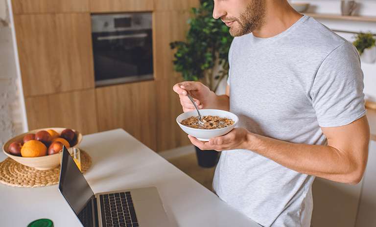 Hombre desayunando Yogur para una alimentación saludable