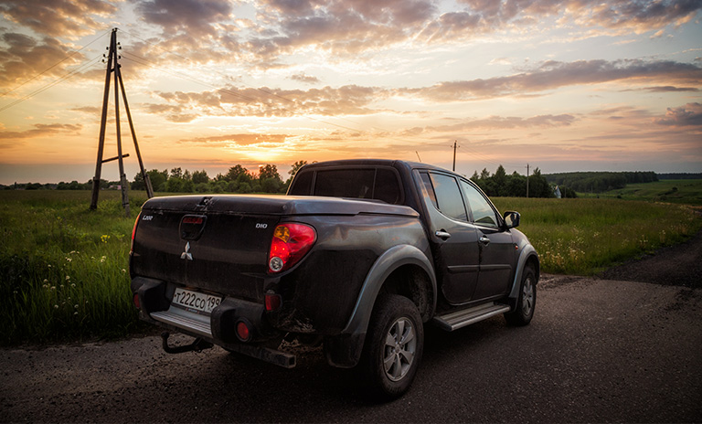 Camionetas Mitsubishi L200 en el atardecer