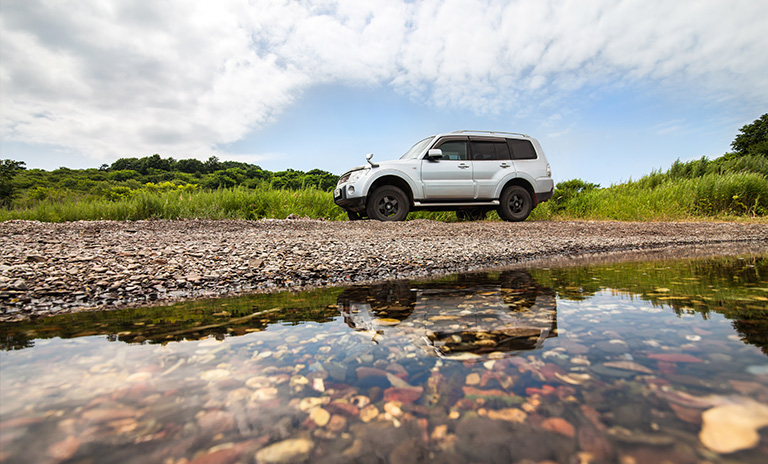 Camionetas Mitsubishi Montero en el campo