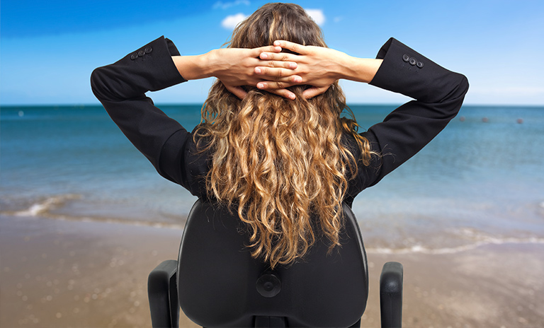 Mujer imaginando para controlar la ansiedad