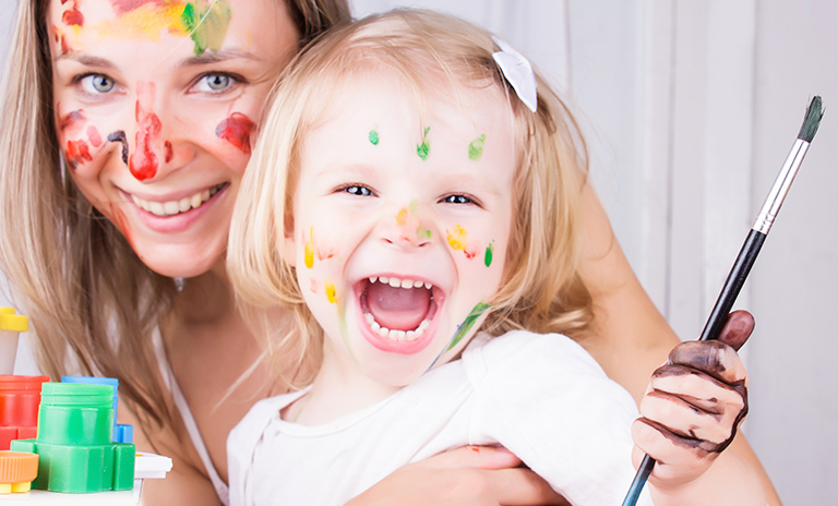 mama e hija disrutando manualidades en casa