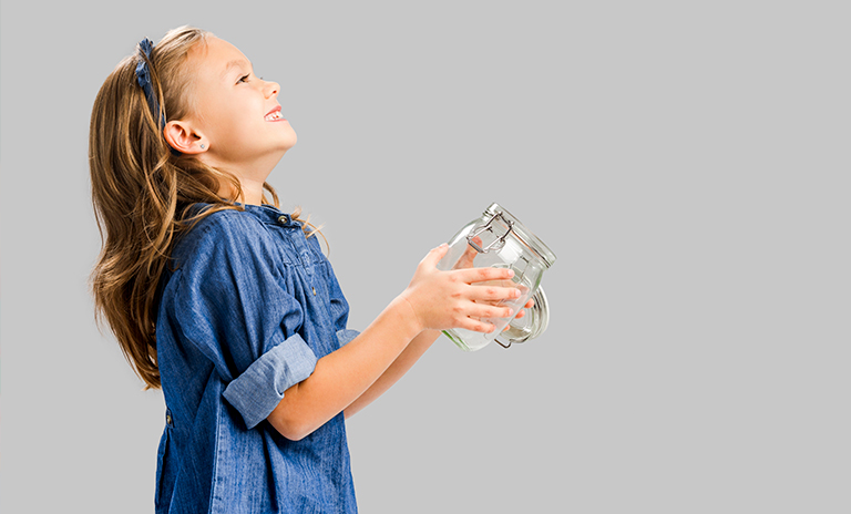 niña haciendo manualidades en casa con vidrio