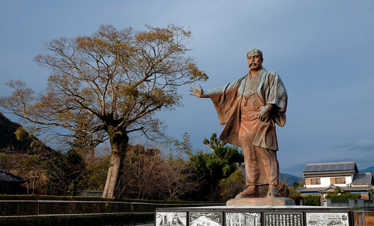 Estatua de Yataro Iwasaki fundador de Mitsubishi