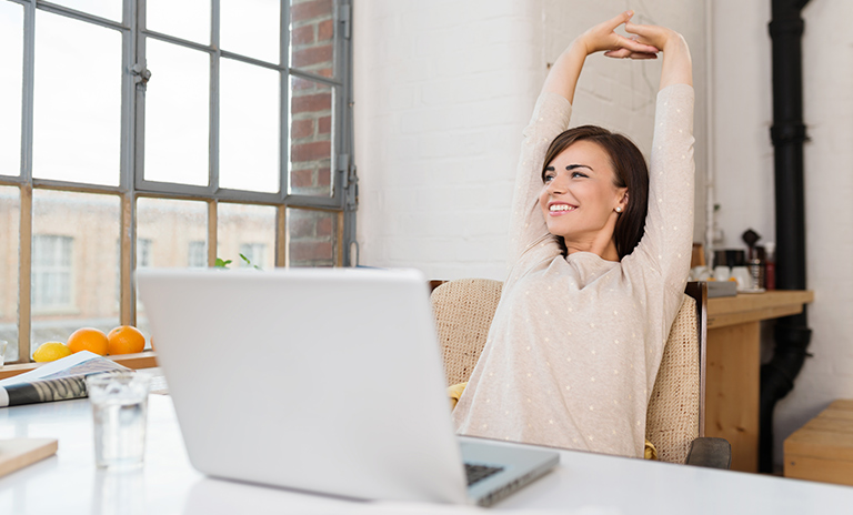 Mujer estirándose para hacer una pausa activa laboral