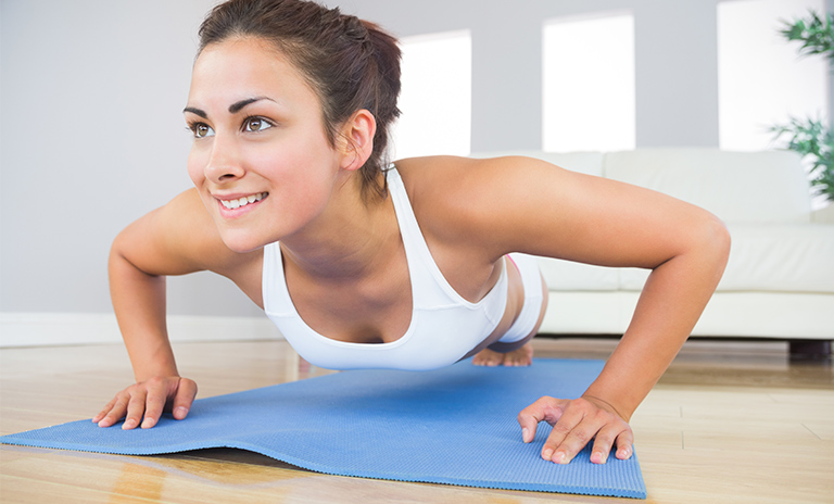 Mujer haciendo ejercicio para drenar el estrés