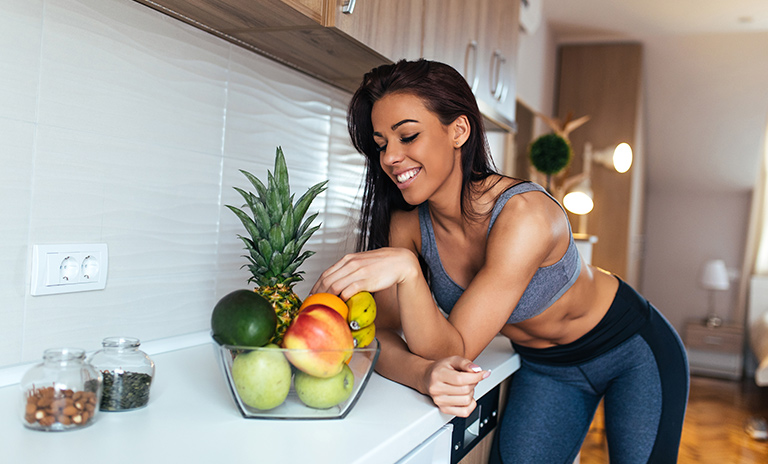 mujer disfrutando snacks y meriendas saludables en casa