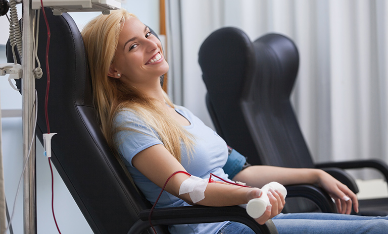 Mujer sintiendo los beneficios de donar sangre