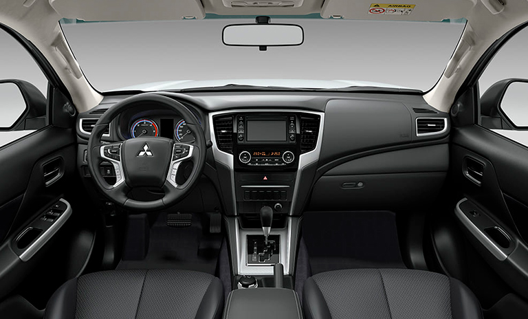 Vista frontal del interior de las camionetas pickup L200 Tritón