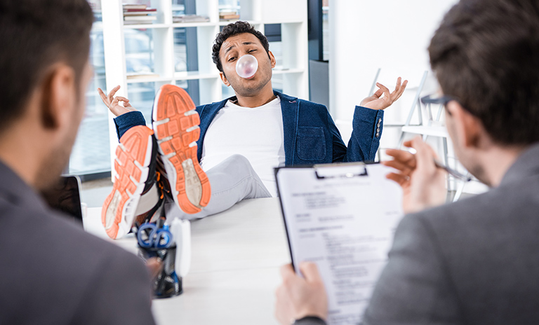 Hombre expresándose libremente en entrevista de trabajo