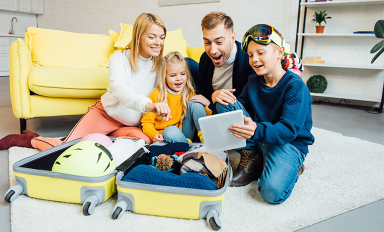 Familia haciendo maletas para viajar en el día del padre