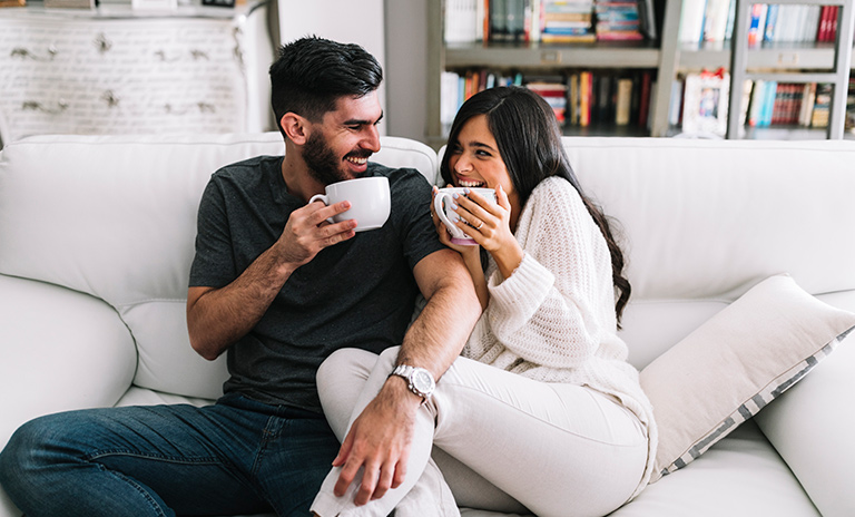 Pareja disfrutando los beneficios del café