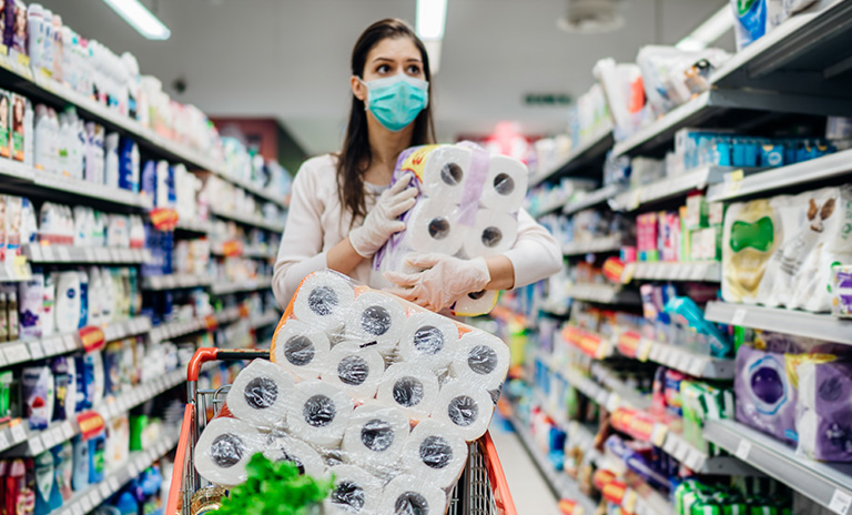 Mujer haciendo mercado adaptada a la nueva normalidad