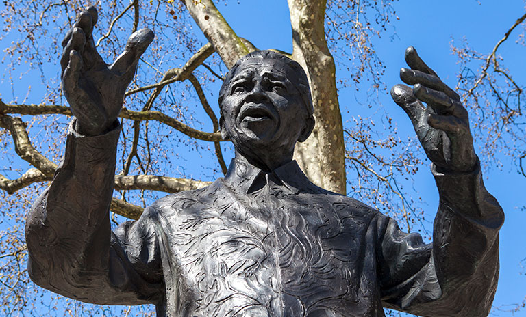 Estatua en honor al pensamiento de Nelson Mandela