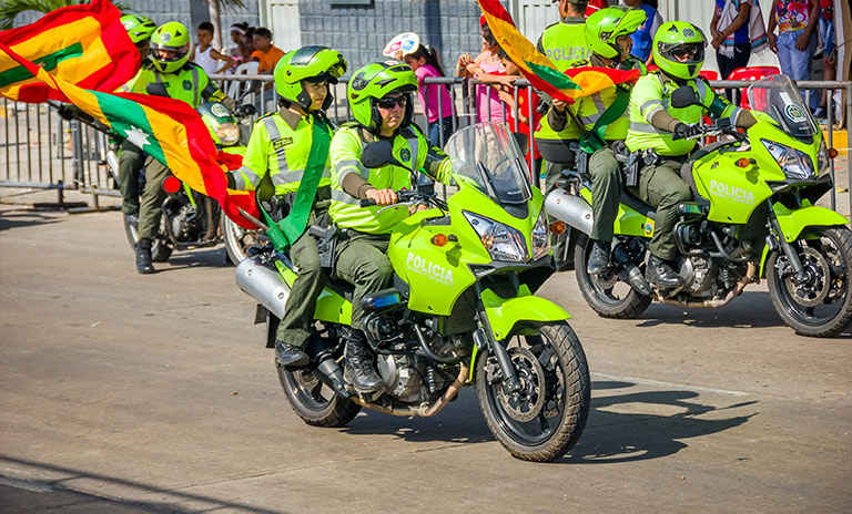 Policía de tránsito velando por el pico y placa