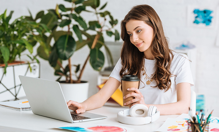 Mujer en un ambiente de trabajo propicio para evitar la procrastinación