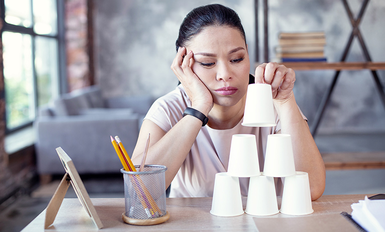 Mujer procrastinando mientras trabaja