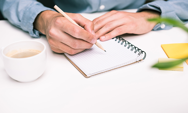 Hombre pensando en cómo evitar la procrastinación mientras se organiza