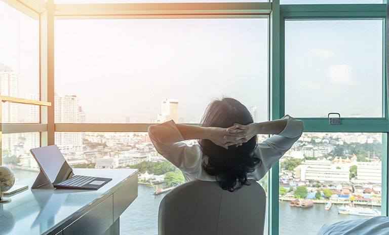 Mujer relajándose después de una jornada de trabajo