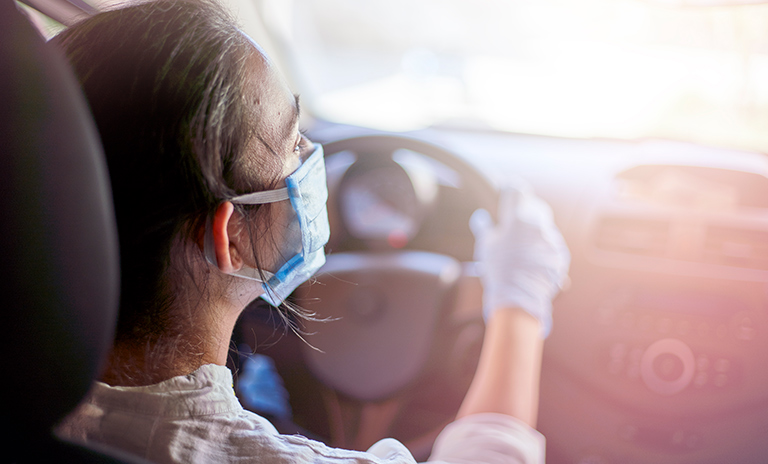 Mujer decidida a viajar en la nueva normalidad