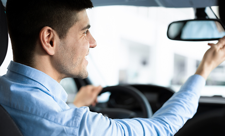 Hombre feliz haciendo su test drive