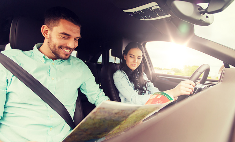 Pareja lista para viajar por carretera a Boyacá