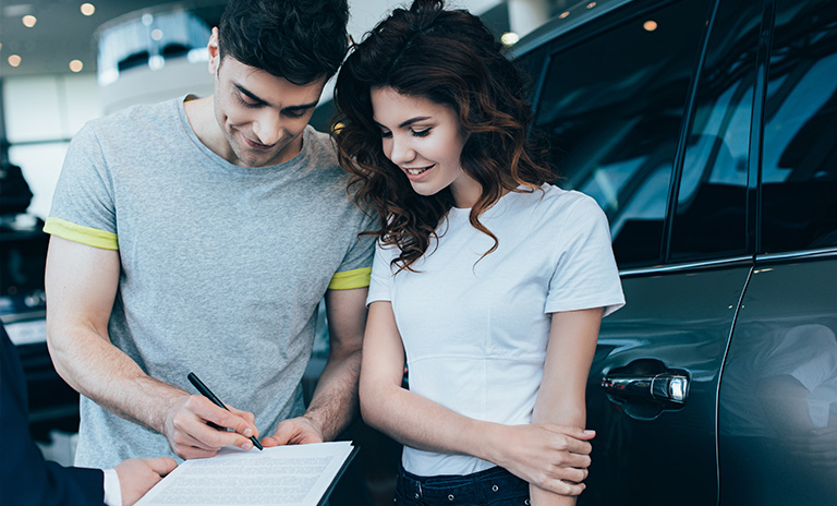 Pareja aprovechando el buen momento para comprar carro