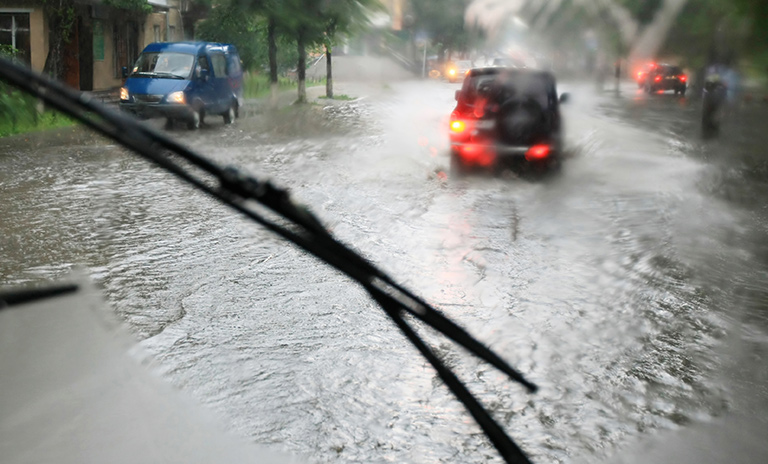 Trucos para conducir con lluvias fuertes y terrenos inundados