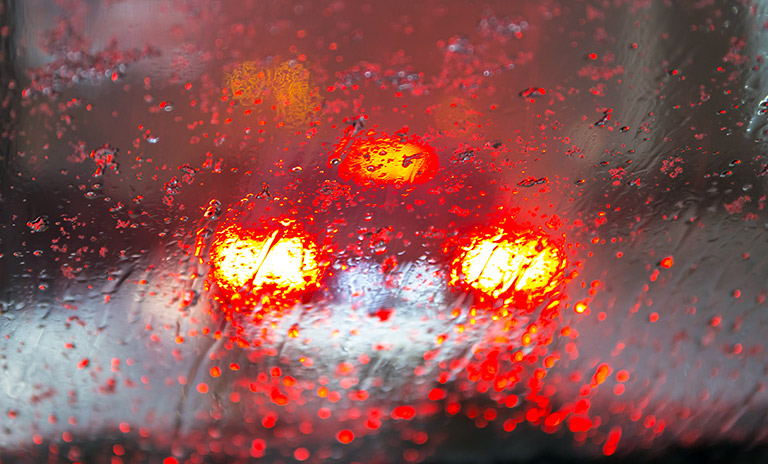 La manera de Conducir con lluvias fuertes y terrenos inundados