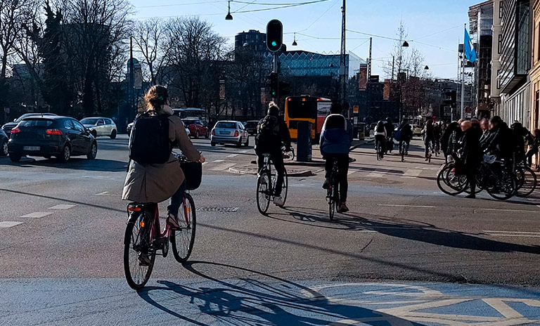 Demostración de que autos pueden compartir la vía con los ciclistas
