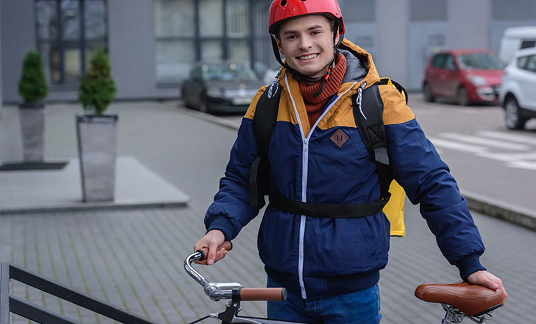 Ciclista cumpliendo las normas de seguridad