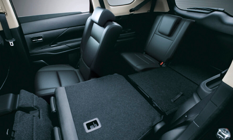 Interior espacioso de las camionetas 7 puestos Montero Sport Takai