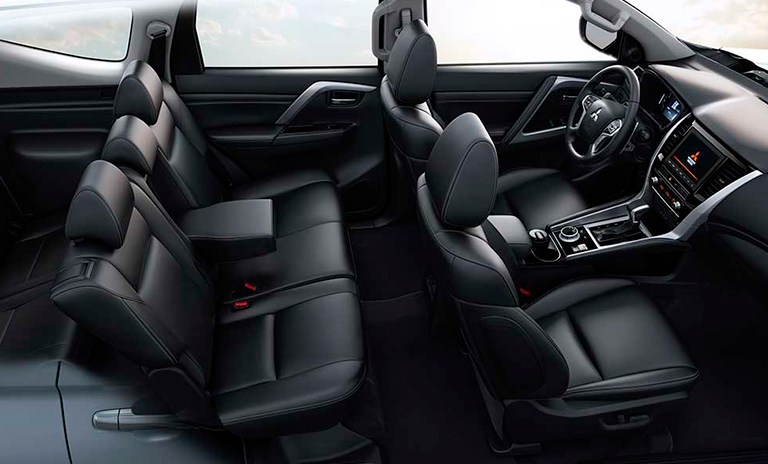 Vista interior lateral de Montero Sport Takai