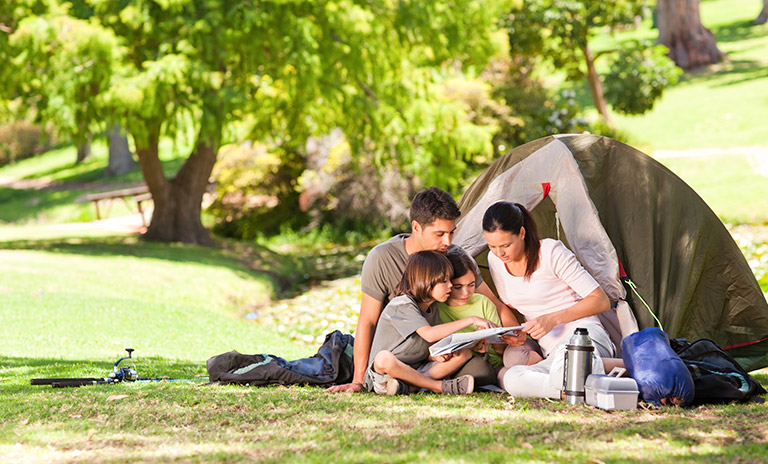 Familia en un camping tranquilo en el campo